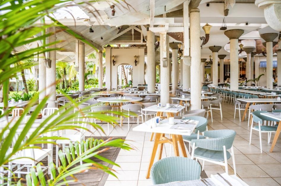 Ristorante del resort immerso nel verde tropicale