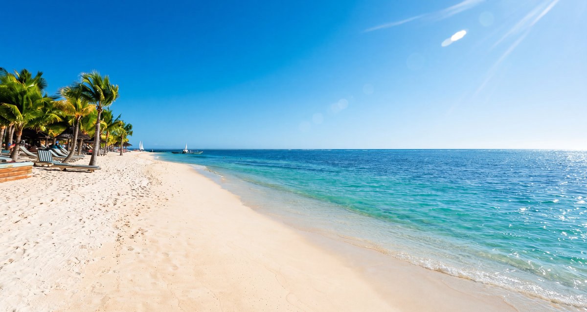 Sabbia chiara e acque trasparenti sulla spiaggia del resort